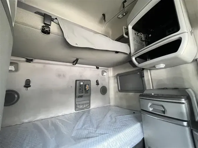 2022 VOLVO VNL760