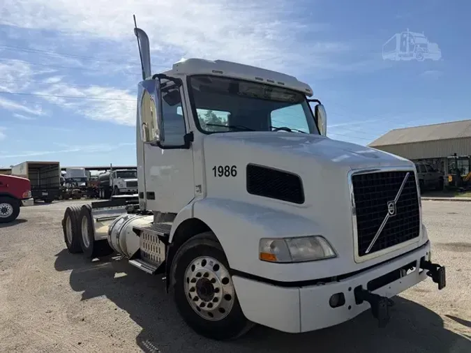 2017 VOLVO VNM64T200b797583d393e4b905d9a5e58e2e3e7fe