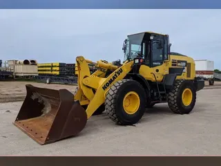 2017 Komatsu WA320-8