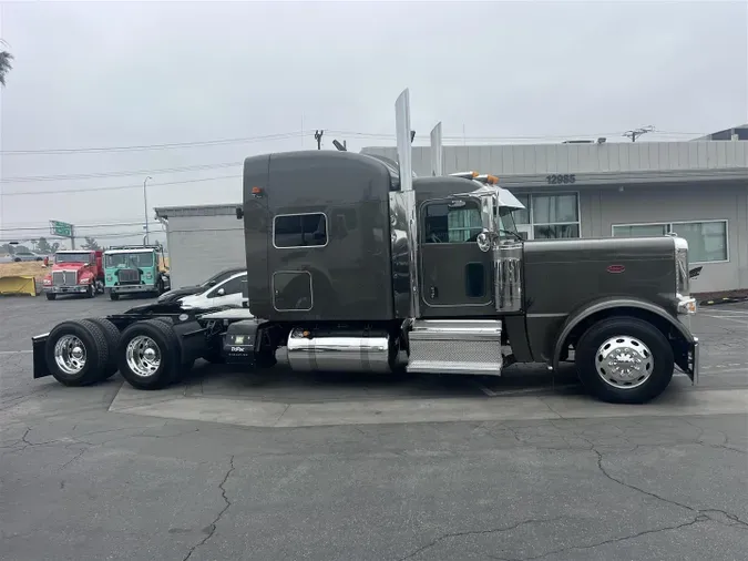 2023 Peterbilt 389