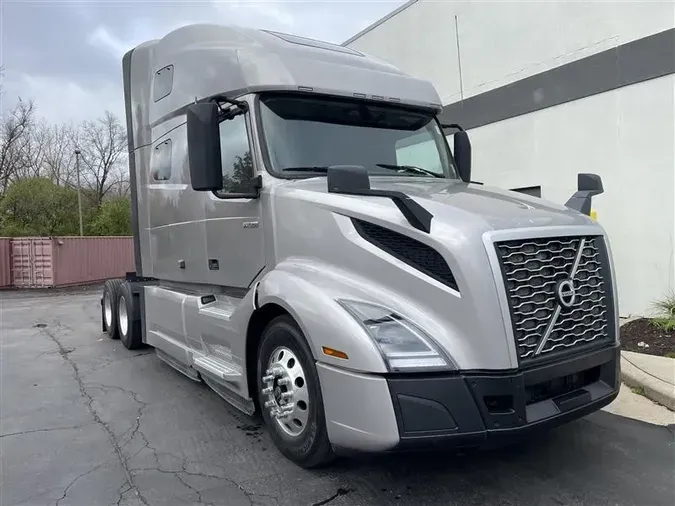 2021 VOLVO VNL64T760