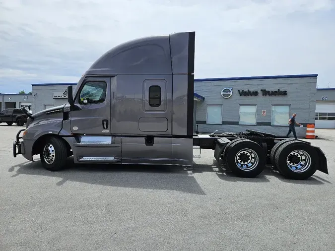 2022 FREIGHTLINER Cascadia 126