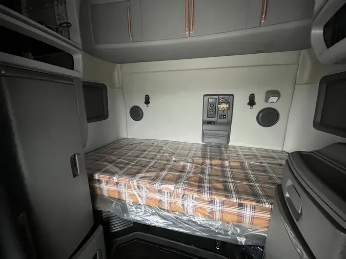 2022 VOLVO VNL64T740