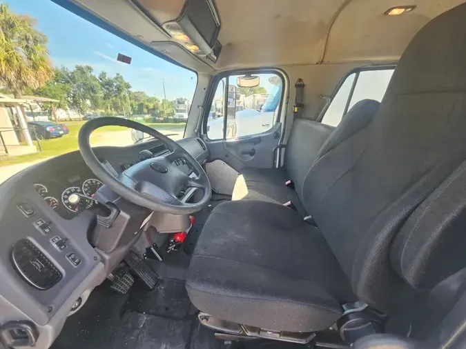 2015 FREIGHTLINER M2 106