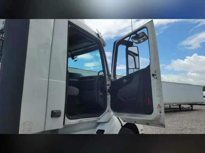 2019 Volvo VNL300