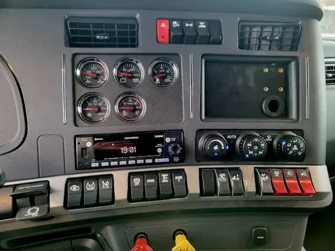 2023 Kenworth W990