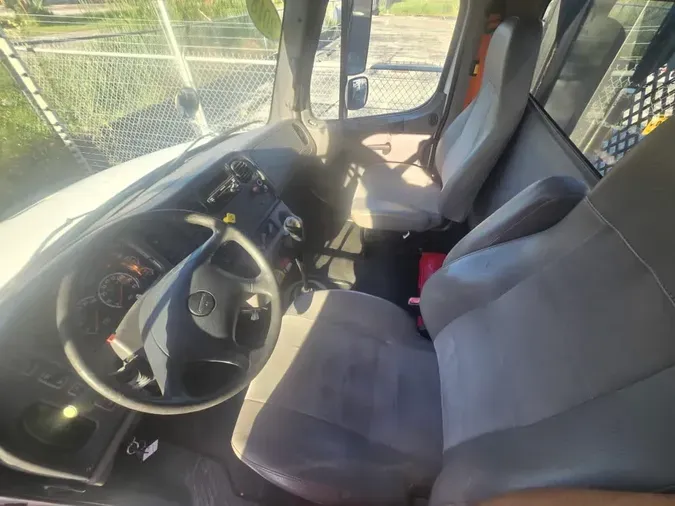 2014 FREIGHTLINER M2 106