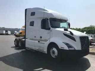 2019 VOLVO VNL64760