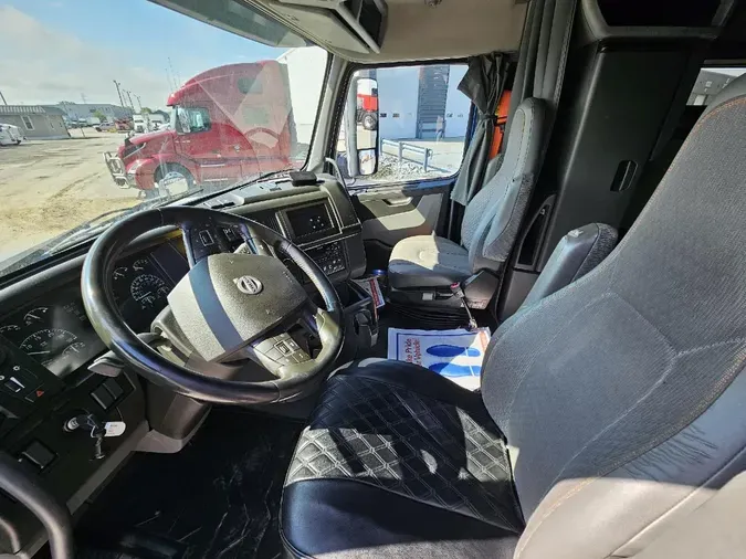 2019 VOLVO VNL64T760