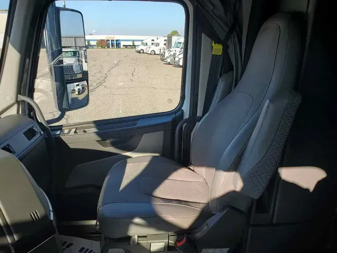 2021 VOLVO VNL64T860