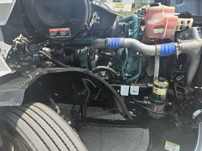 2022 VOLVO VNL64T740