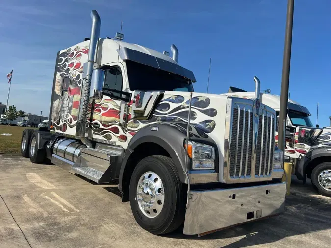 2023 Kenworth W990