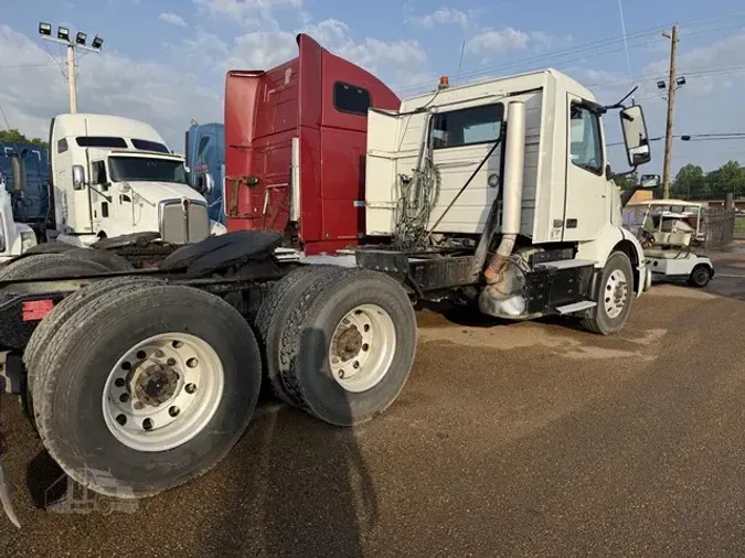 2019 VOLVO VNR64T300