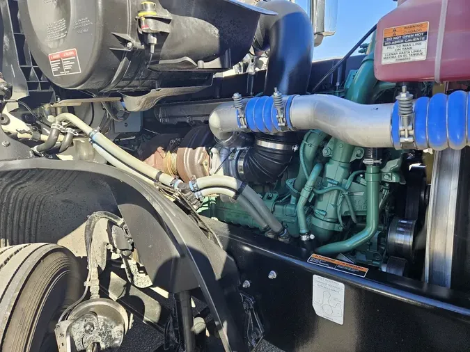 2024 VOLVO VNL64T760