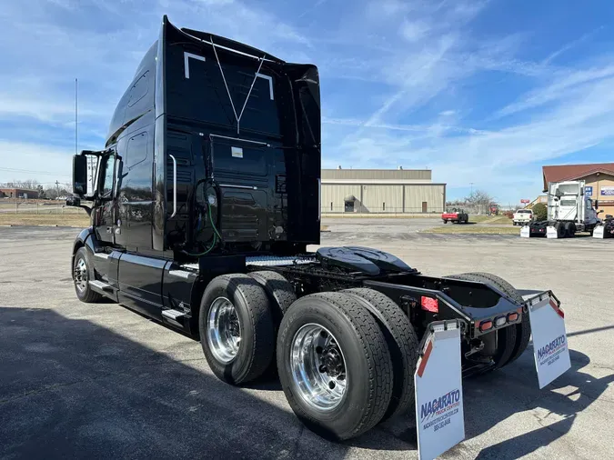 2021 VOLVO VNL64T760