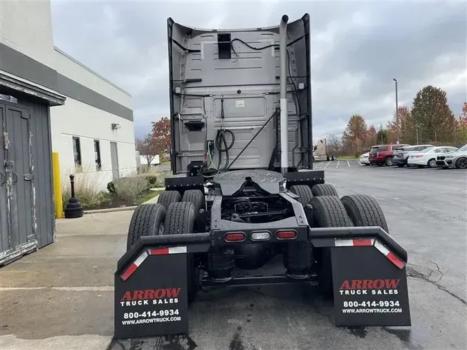 2021 VOLVO VNL64T760