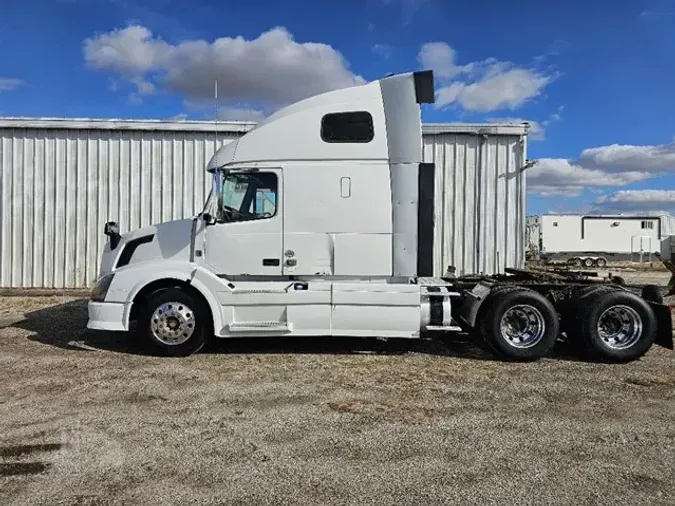 2011 VOLVO VNL64T670