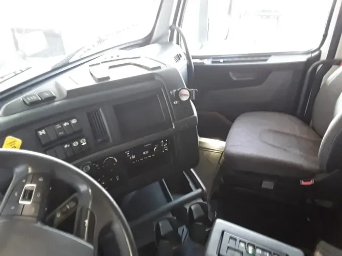 2020 VOLVO VNL64T-760