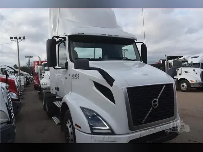 2020 VOLVO VNR64T300