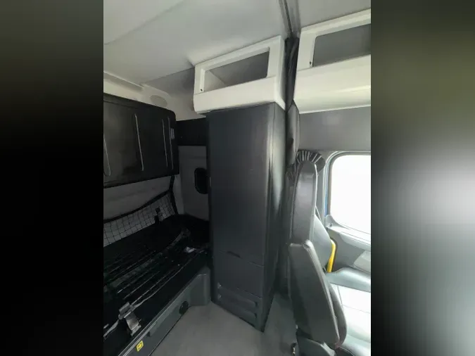 2021 FREIGHTLINER Cascadia 126b8665aefcc6d6c7ea64cb1fc5feeafa4