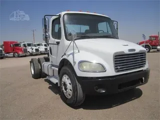 2005 FREIGHTLINER BUSINESS CLASS M2 106