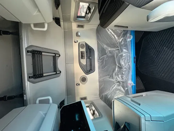 2027 VOLVO TRUCK VNL64TV04