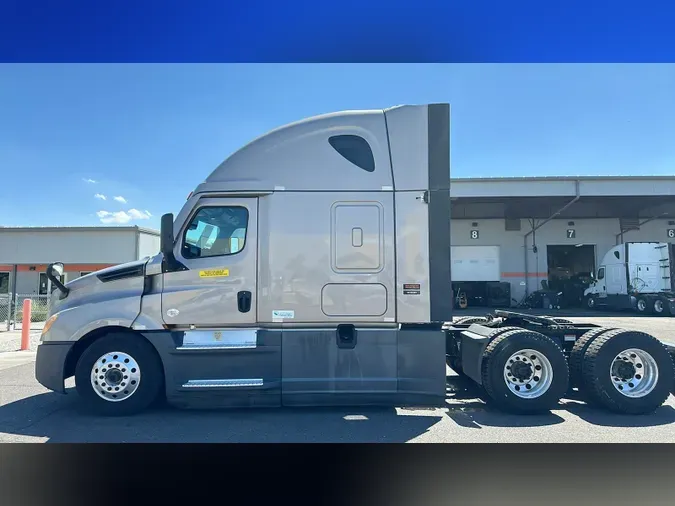 2021 Freightliner Cascadia 126