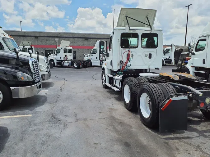 2016 FREIGHTLINER/MERCEDES CASCADIA 125