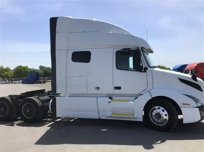 2021 VOLVO VNL740
