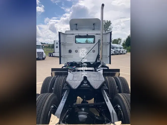 2025 VOLVO VNL64T300