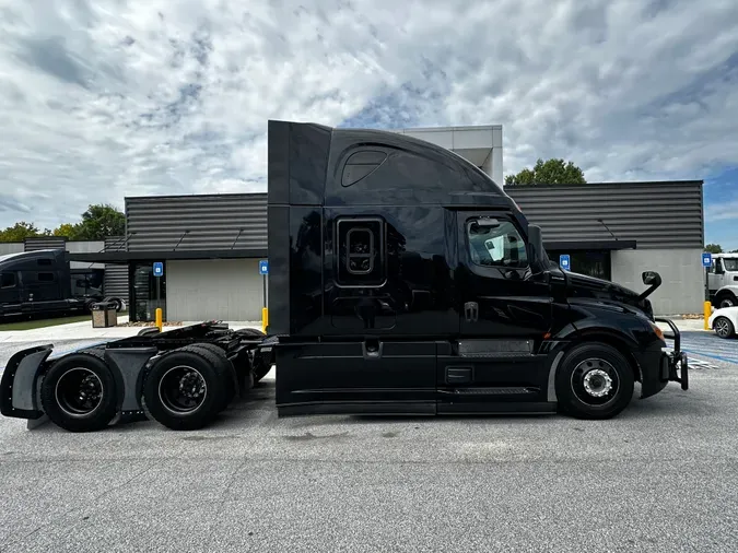 2021 Freightliner Cascadia 126