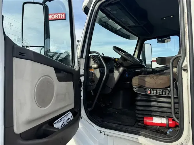 2012 VOLVO VNL300