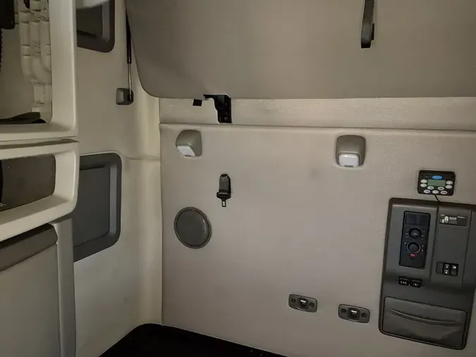 2021 VOLVO VNL64T-760