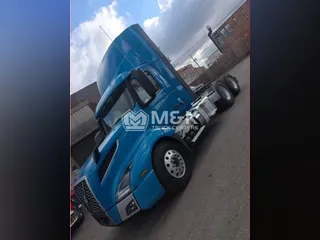 2021 VOLVO VNL64T300