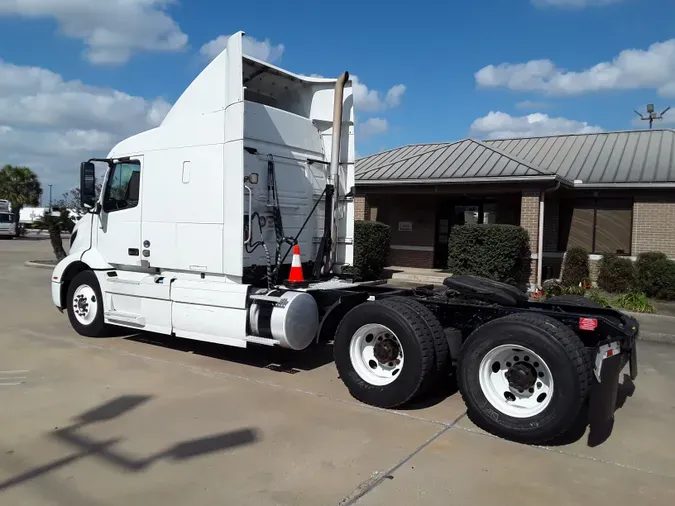 2020 VOLVO VNR64T-640