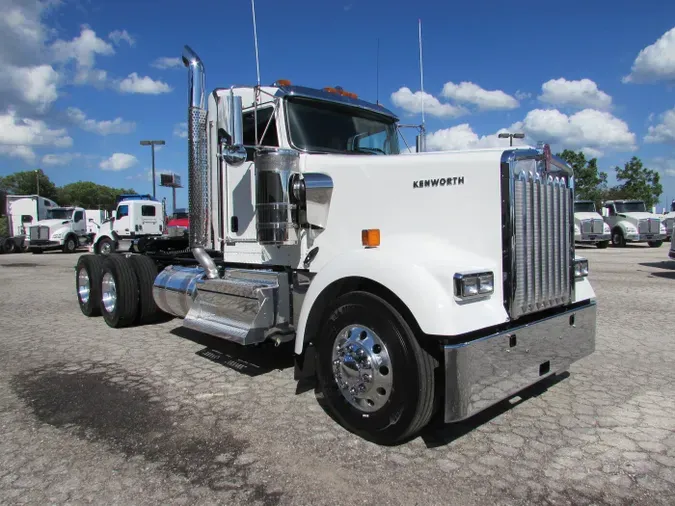 2025 Kenworth W900L