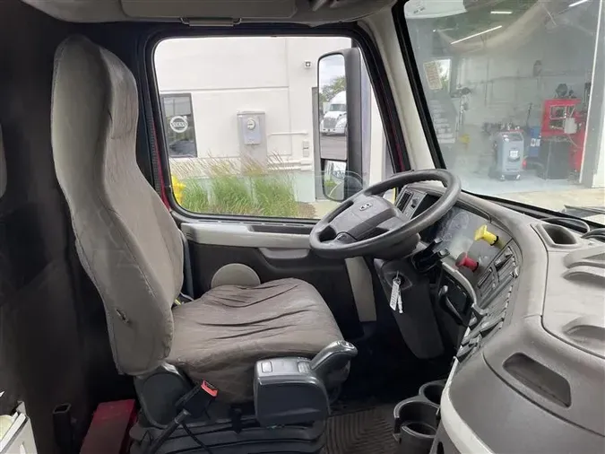 2015 VOLVO VNL300