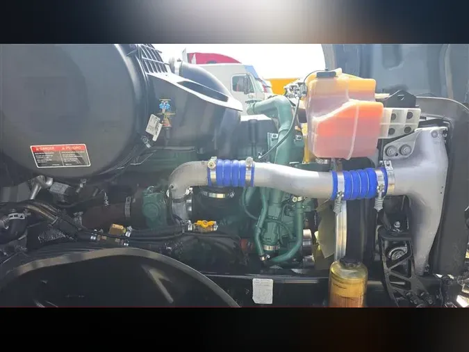 2022 VOLVO VNL860