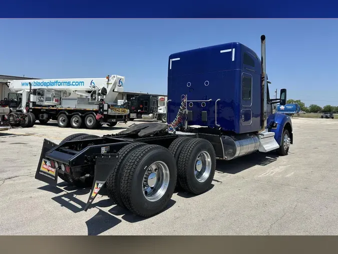 2022 Kenworth W990