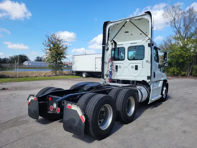 2016 FREIGHTLINER/MERCEDES CASCADIA 125