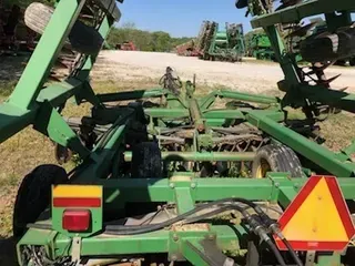2005 JOHN DEERE 637