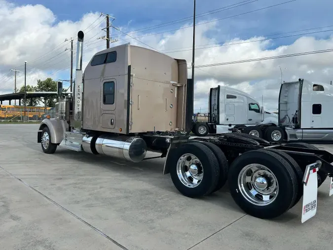 2022 Kenworth W900L