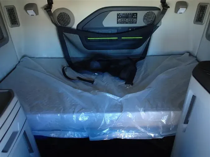 2025 VOLVO VNL64T860