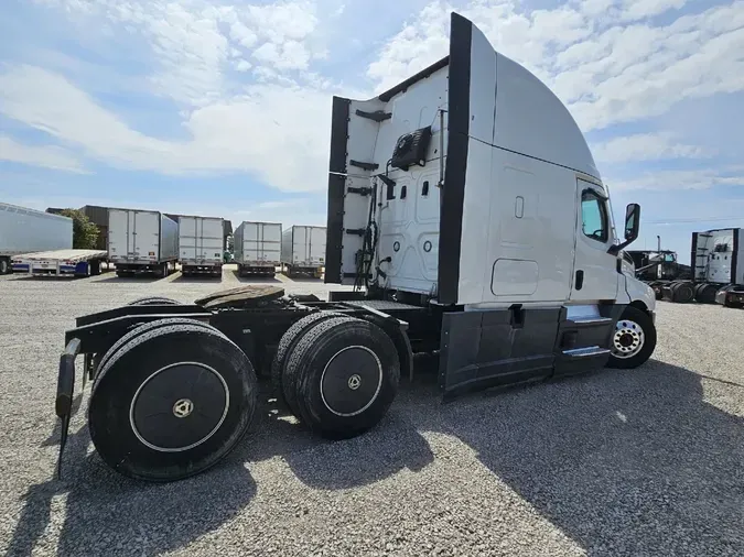 2021 FREIGHTLINER Cascadia 126