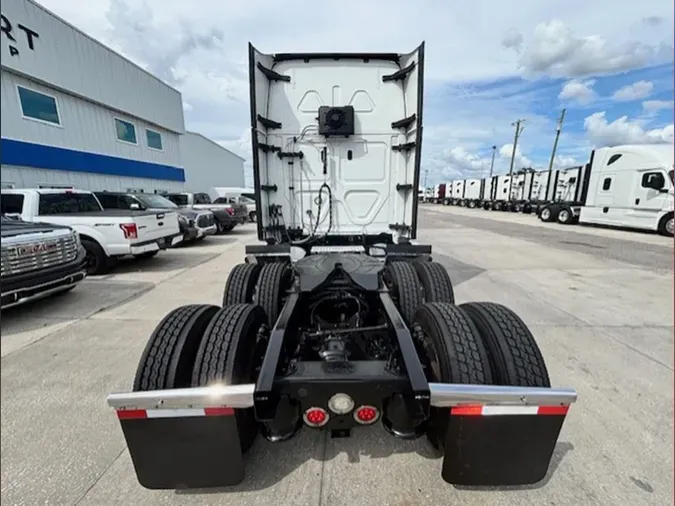 2021 Freightliner Cascadia 126