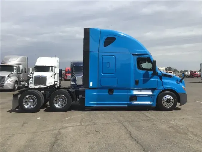 2021 FREIGHTLINER CA126