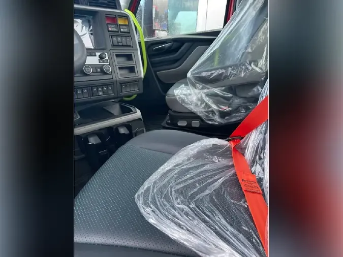 2025 VOLVO VNL64T300