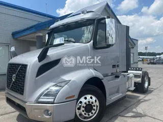 2025 VOLVO VNR42T300