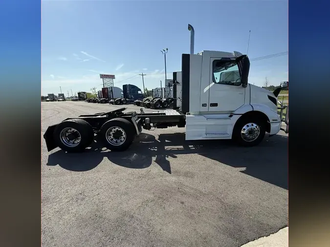 2023 VOLVO VNR64T300