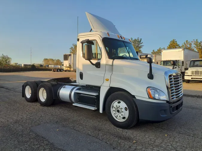 2015 FREIGHTLINER/MERCEDES CASCADIA 125